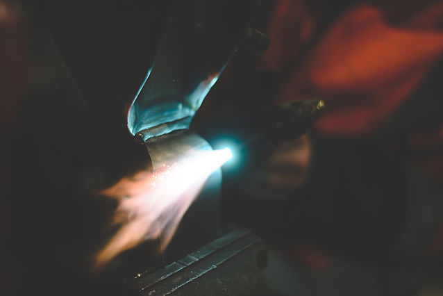 Auf dem Bild ist eine Schweissflamme zu sehen - Bild von Stephen Andrews bei Pexels